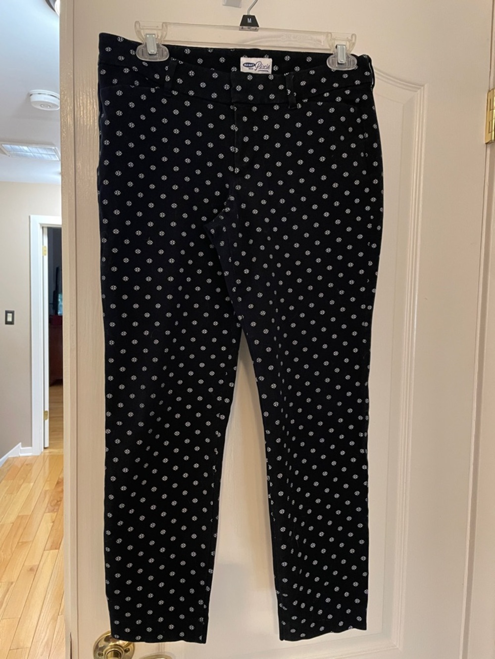 Old Navy black Pixie capri pants with White Floral Dot Print sz 8